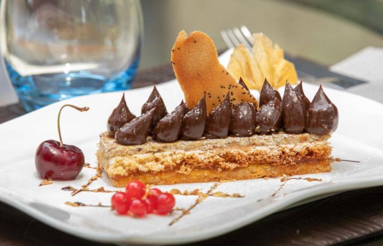 Hotel Lou Caleu Restaurant Le Rocher Des Abeilles Saint-Martin-de-Castillon Bagian luar foto