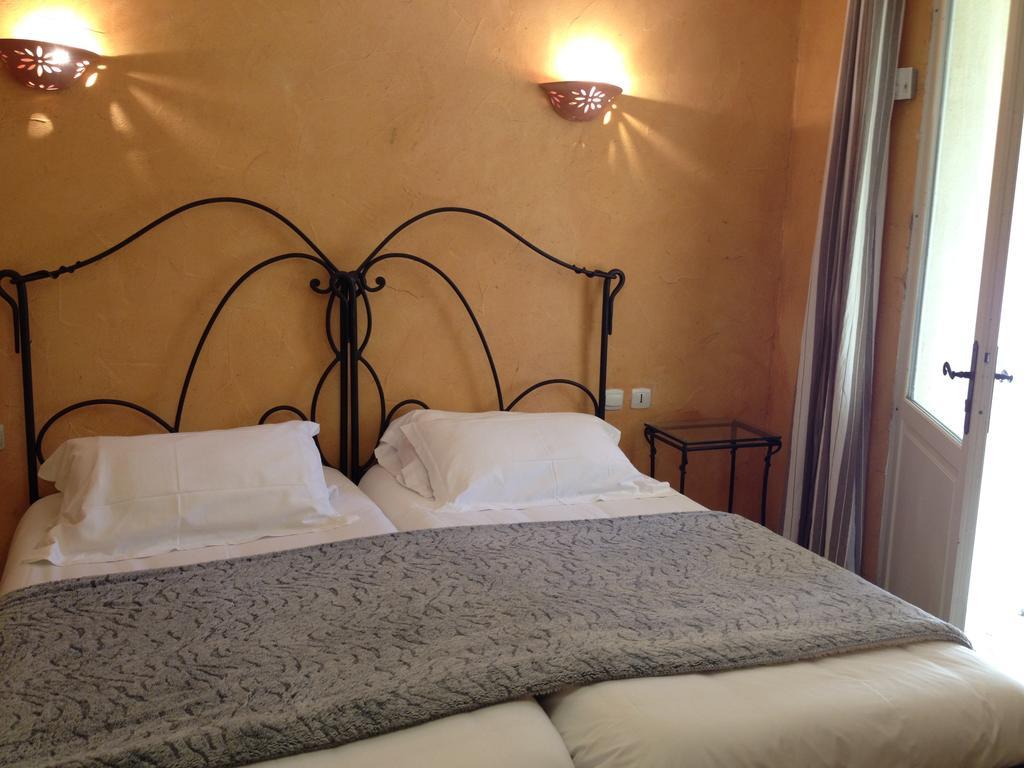 Hotel Lou Caleu Restaurant Le Rocher Des Abeilles Saint-Martin-de-Castillon Bagian luar foto