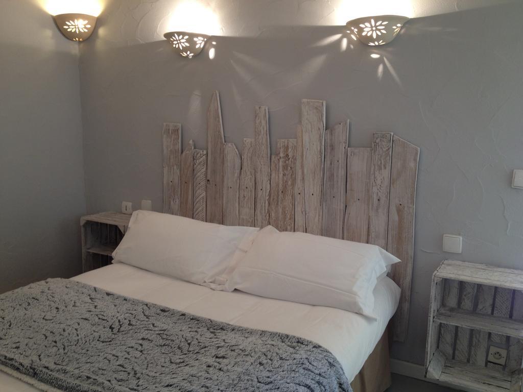 Hotel Lou Caleu Restaurant Le Rocher Des Abeilles Saint-Martin-de-Castillon Ruang foto