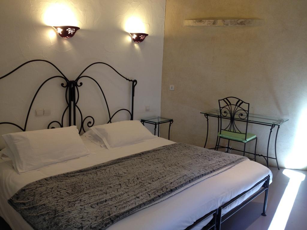 Hotel Lou Caleu Restaurant Le Rocher Des Abeilles Saint-Martin-de-Castillon Ruang foto