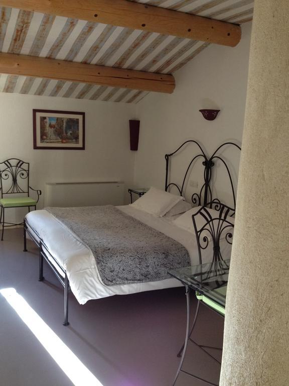 Hotel Lou Caleu Restaurant Le Rocher Des Abeilles Saint-Martin-de-Castillon Ruang foto