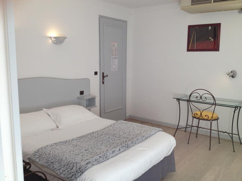 Hotel Lou Caleu Restaurant Le Rocher Des Abeilles Saint-Martin-de-Castillon Ruang foto