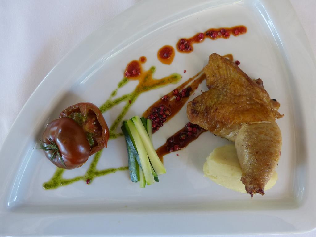 Hotel Lou Caleu Restaurant Le Rocher Des Abeilles Saint-Martin-de-Castillon Bagian luar foto