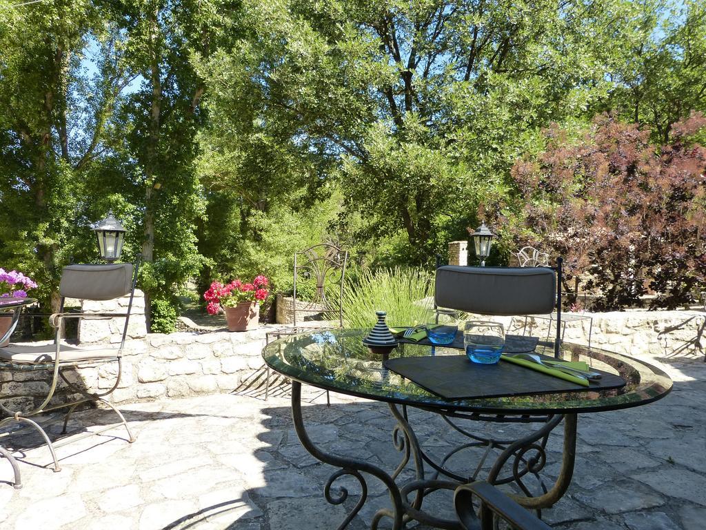 Hotel Lou Caleu Restaurant Le Rocher Des Abeilles Saint-Martin-de-Castillon Bagian luar foto